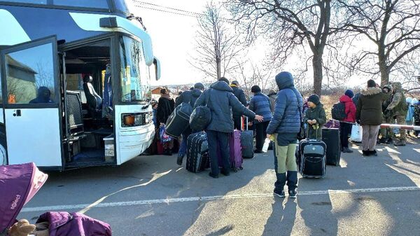 112 эвакуированных кыргызстанцев благополучно добрались до украинско-венгерской границы - Sputnik Кыргызстан