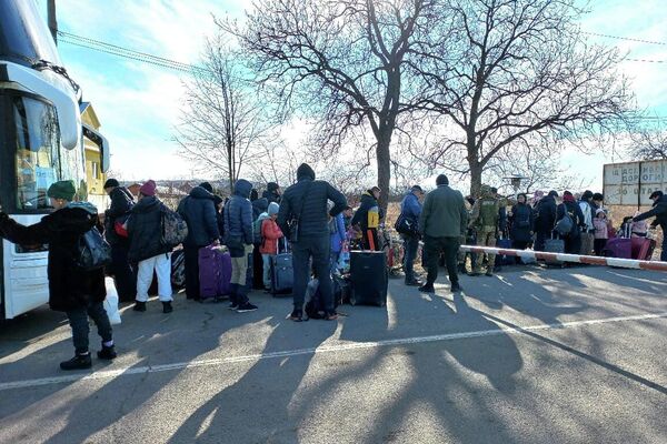 112 эвакуированных кыргызстанцев благополучно добрались до украинско-венгерской границы - Sputnik Кыргызстан