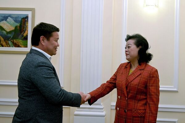 Ду Дэвэнь отметила, что КНР является ближайшим соседом, другом и надежным партнером Кыргызстана, и выразила заинтересованность в дальнейшем развитии межпарламентского сотрудничества - Sputnik Кыргызстан