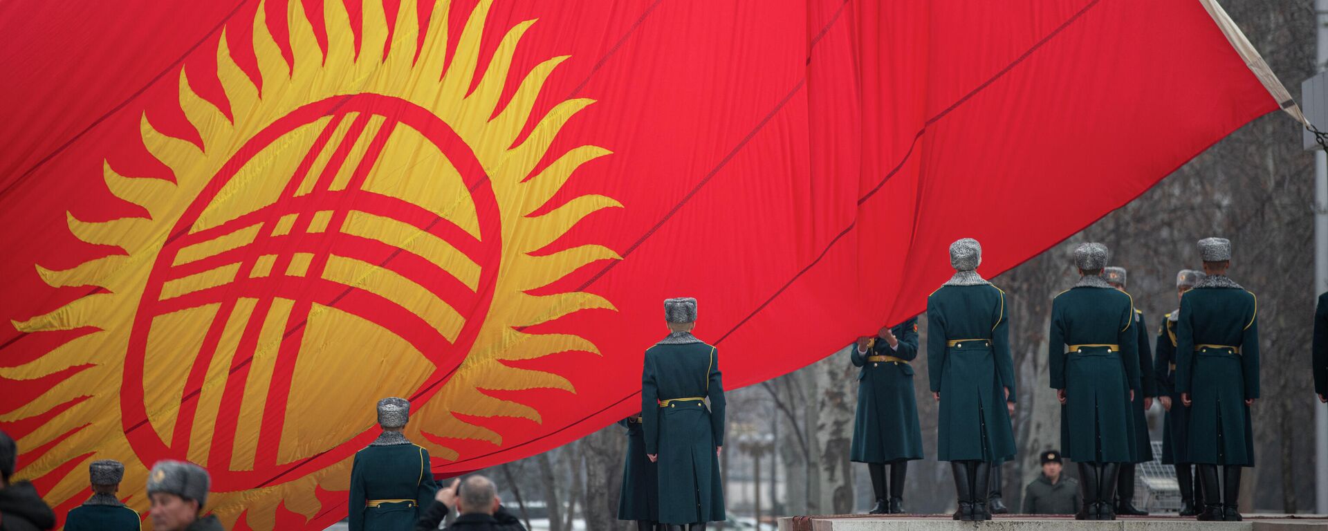 Военнослужащие Национальной гвардии во время репетиции к Дню флага Кыргызстана на площади Ала-Тоо в Бишкеке - Sputnik Кыргызстан, 1920, 02.03.2022