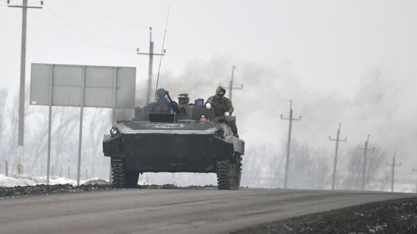 Военнослужащие РФ на шоссе возле границы с Украиной в Белгородской области - Sputnik Кыргызстан