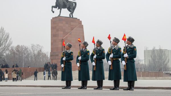 Военнослужащие Национальной гвардии во время репетиции к Дню флага Кыргызстана на площади Ала-Тоо в Бишкеке - Sputnik Кыргызстан
