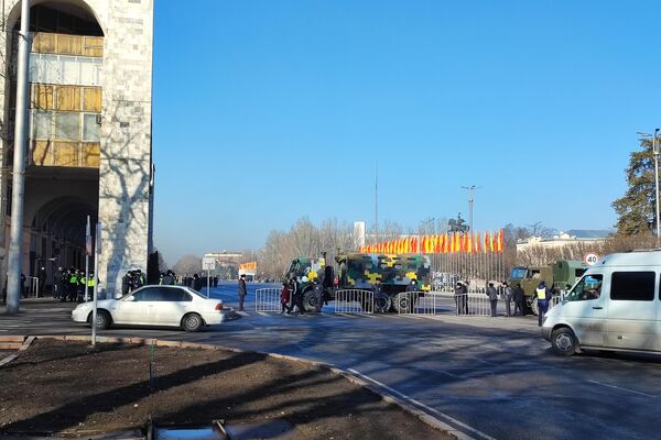 Ожидается проведение торжественного военного марша на центральной площади Бишкека, в мероприятии примет участие президент Садыр Жапаров - Sputnik Кыргызстан