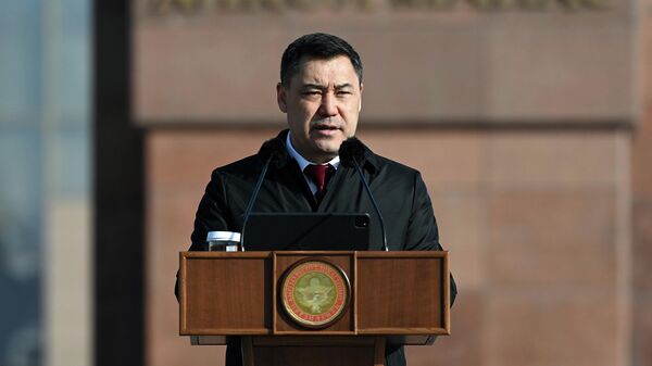 Президент Кыргызстана Садыр Жапаров выступает с речью на площади Ала-Тоо в Бишкеке во время церемонии празднования 30-летия государственного флага КР - Sputnik Кыргызстан