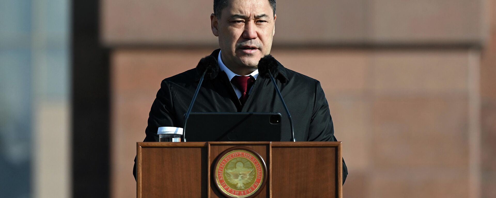 Президент Кыргызстана Садыр Жапаров выступает с речью на площади Ала-Тоо в Бишкеке во время церемонии празднования 30-летия государственного флага КР - Sputnik Кыргызстан, 1920, 03.03.2022
