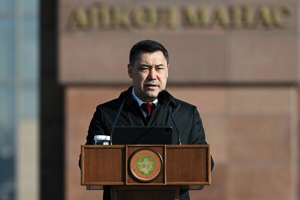 Президент Садыр Жапаров выступает с речью на площади Ала-Тоо - Sputnik Кыргызстан