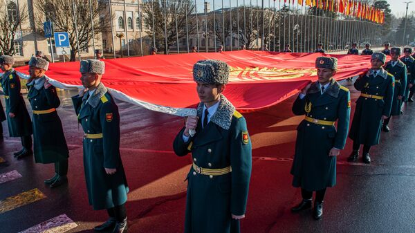 Военнослужащие Национальной гвардии проносят флаг во время празднования  30-летия государственного флага КР на площади Ала-Тоо в Бишкеке - Sputnik Кыргызстан