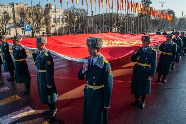 День флага был установлен 10 июня 2009 года указом президента. Сорок лучей, объединенных в круг, означают объединение сорока древних племен в единый Кыргызстан. - Sputnik Кыргызстан