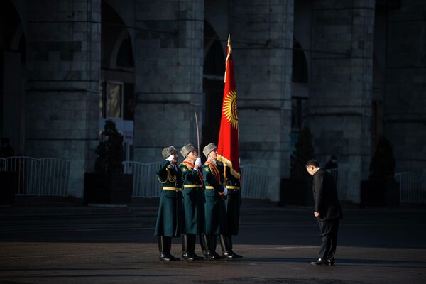 Президент Садыр Жапаров на площади Ала-Тоо в Бишкеке во время празднования 30-летия государственного флага КР - Sputnik Кыргызстан