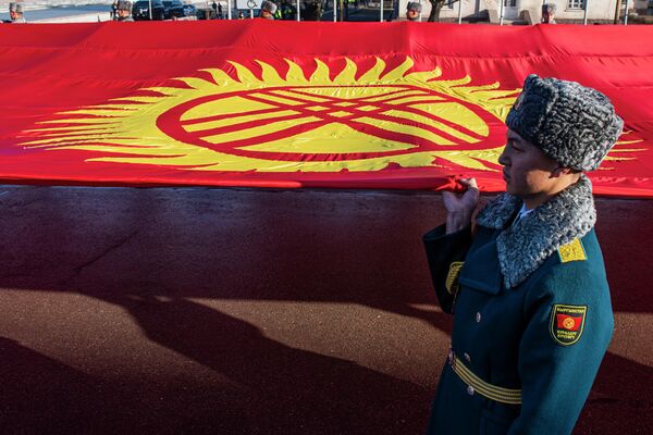 Красный цвет кыргызского флага символизирует доблесть и смелость - Sputnik Кыргызстан