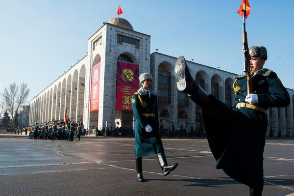 Первое знамя суверенной республики подняли 5 марта 1992 года над зданием Дома правительства - Sputnik Кыргызстан