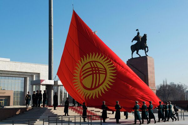 В Бишкеке прошло торжественное мероприятие в честь 30-летия  государственного флага. Один из главных символов  страны был утвержден 3 марта 1992 года постановлением Верховного Совета  КР. - Sputnik Кыргызстан