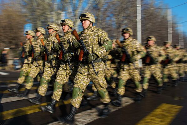 Марш военнослужащих на площади Ала-Тоо  - Sputnik Кыргызстан