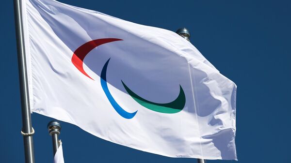 Флаг Паралимпийского движения в Олимпийской деревне в Пекине - Sputnik Кыргызстан