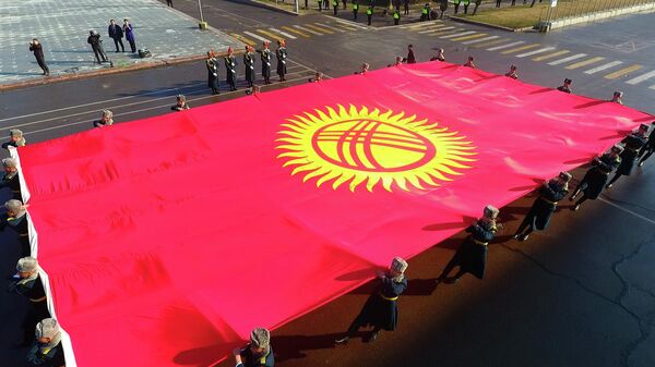 Марш военных — как отметили 30-летие флага КР на площади Ала-Тоо. Видео - Sputnik Кыргызстан