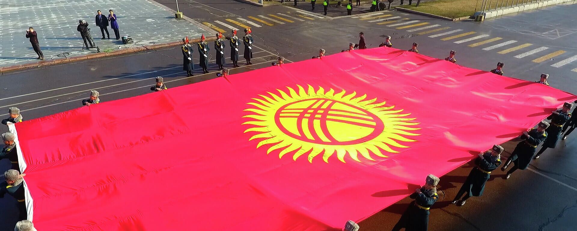 Марш военных — как отметили 30-летие флага КР на площади Ала-Тоо. Видео - Sputnik Кыргызстан, 1920, 03.03.2022