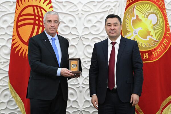 Жапаров наградил Люка Тардифа орденом &quot;Достук&quot; за значительный вклад в развитие хоккея в Кыргызстане, а также в организацию чемпионата мира - Sputnik Кыргызстан