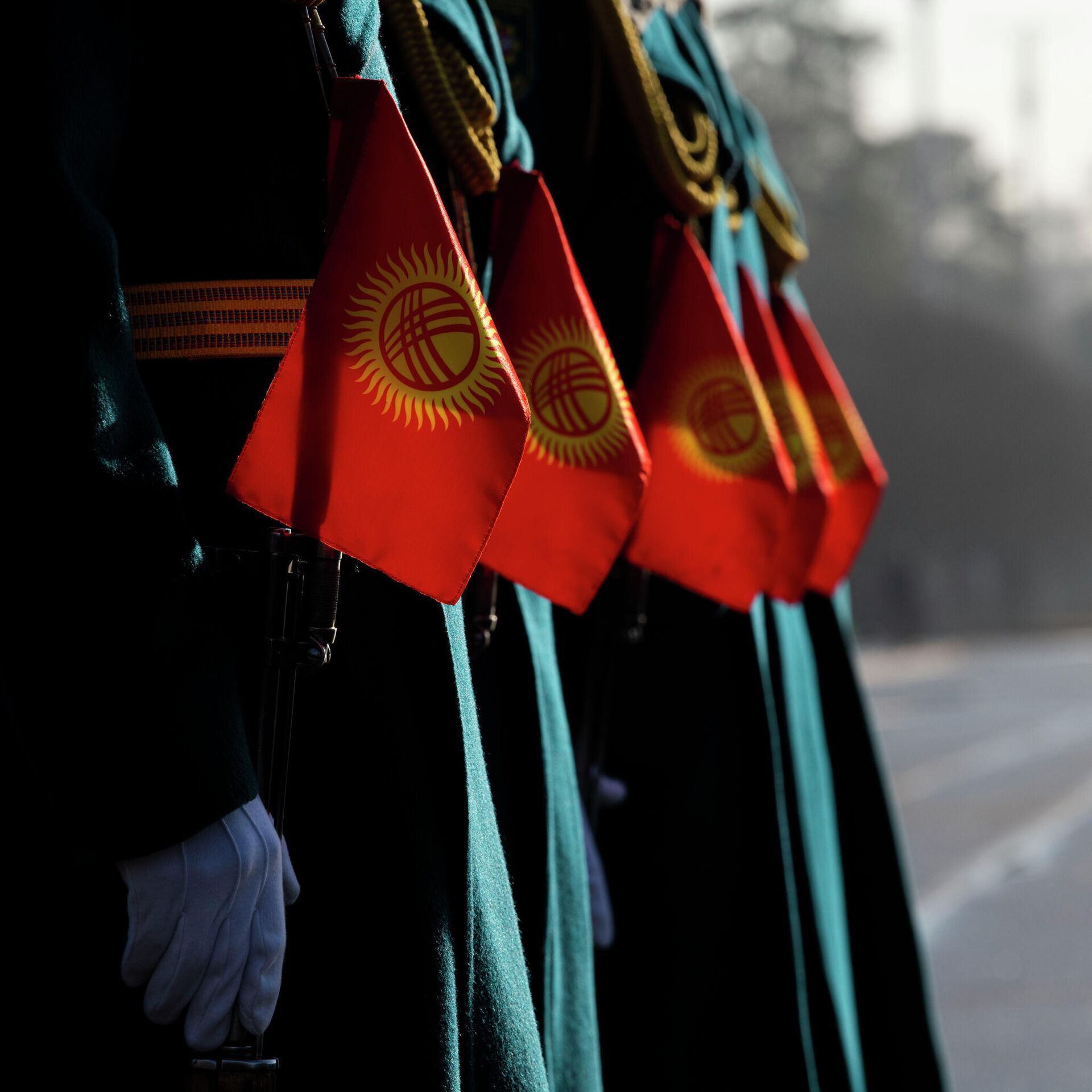 В дни траура государственный флаг. День национального траура в Кыргызстане. Траур. Кыргызский флаг. Кыргызский солдат с флагом.