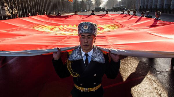 Военнослужащие Национальной гвардии проносят флаг КР на площади Ала-Тоо в Бишкеке. Архивное фото - Sputnik Кыргызстан