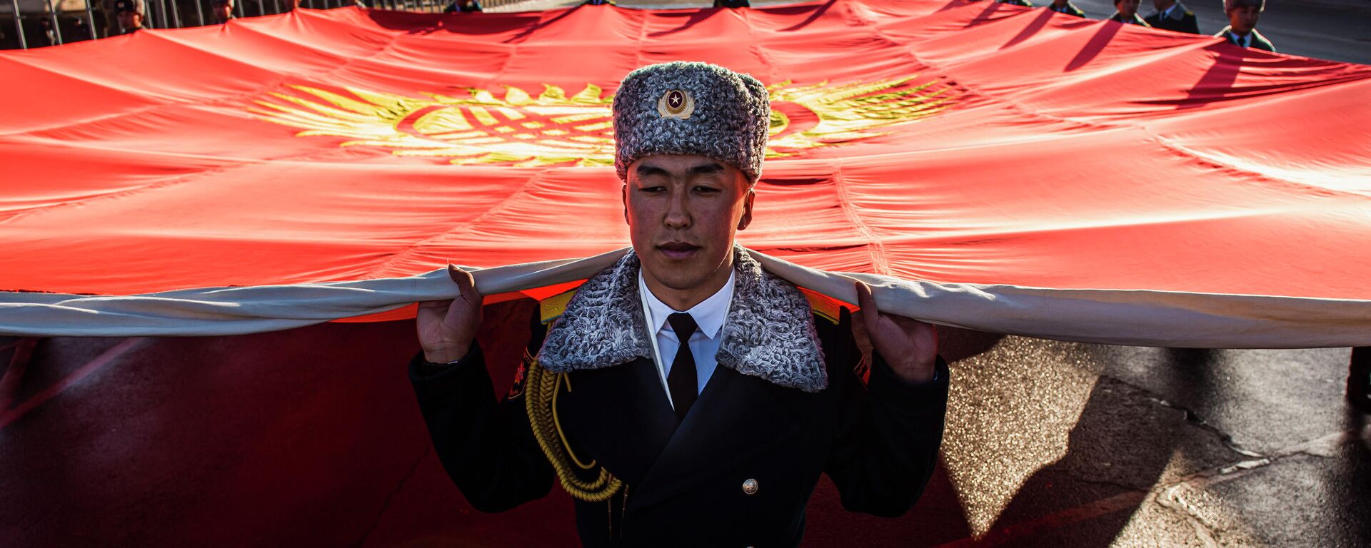 Военнослужащие Национальной гвардии проносят флаг КР на площади Ала-Тоо в Бишкеке. Архивное фото - Sputnik Кыргызстан, 1920, 22.12.2023