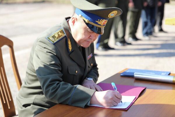Глава ведомства Камчыбек Ташиев, ветераны и личный состав заложили капсулу в фундамент - Sputnik Кыргызстан