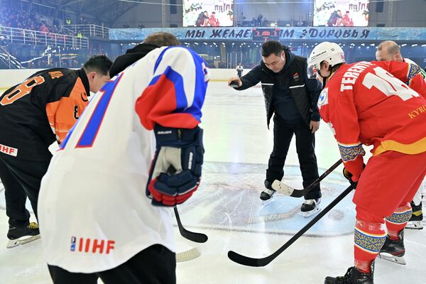 В Бишкеке прошла церемония открытия Чемпионата мира по хоккею в IV дивизионе - Sputnik Кыргызстан
