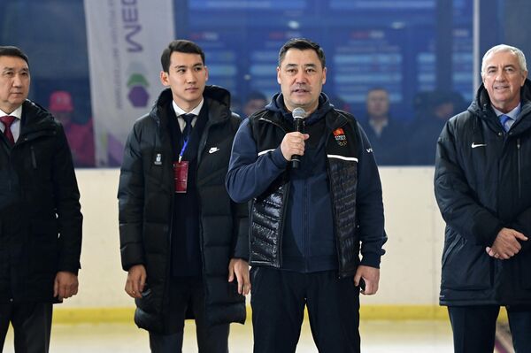 В церемонии открытия приняли участие президент Садыр Жапаров и глава Международной федерации хоккея с шайбой (IIHF) Люк Тардиф - Sputnik Кыргызстан