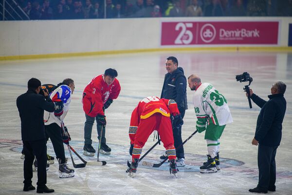 Садыр Жапаров символически вбросил шайбу в игру, дав старт началу чемпионата - Sputnik Кыргызстан