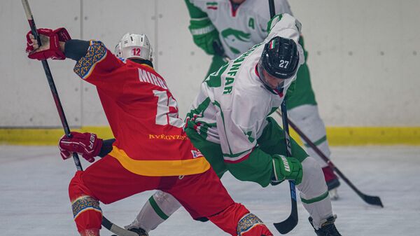 Сборные Кыргызстана и Ирана на Чемпионата мира по хоккею с шайбой в Бишкеке - Sputnik Кыргызстан