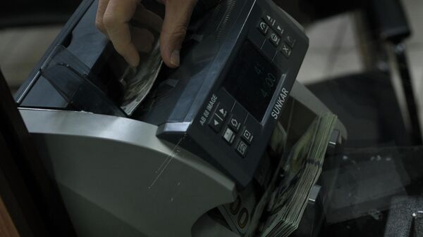 Доллары в счетчике денег. Архивное фото - Sputnik Кыргызстан