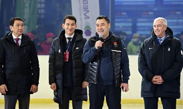 В церемонии открытия приняли участие президент КР Садыр Жапаров и глава Международной федерации хоккея с шайбой (IIHF) Люк Тардиф - Sputnik Кыргызстан