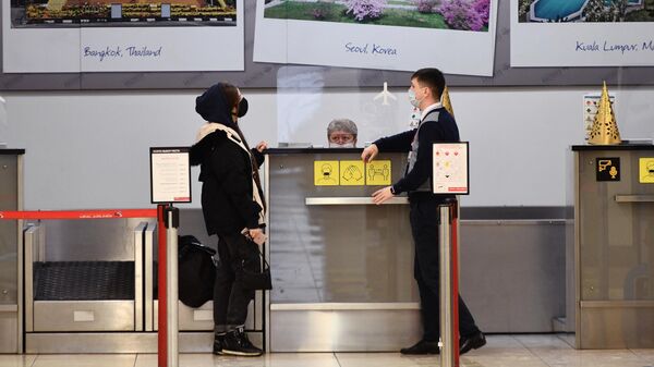 Пассажиры у стойки регистрации в аэропорту. Архивное фото - Sputnik Кыргызстан