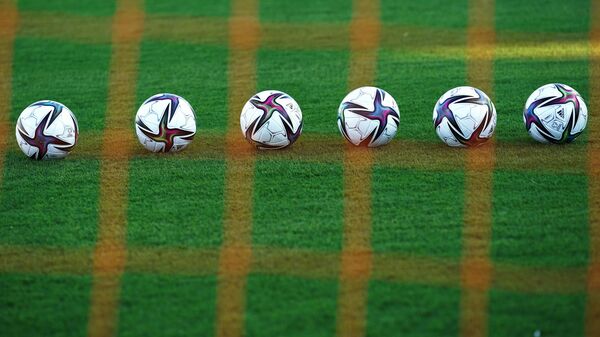 Футбольные мячи на газоне. Архивное фото - Sputnik Кыргызстан