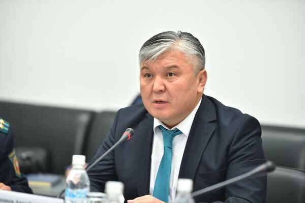 Как сообщила пресс-служба кабмина, первый заместитель главы кабмина Арзыбек Кожошев провел переговоры с Лю Суше по видеосвязи - Sputnik Кыргызстан