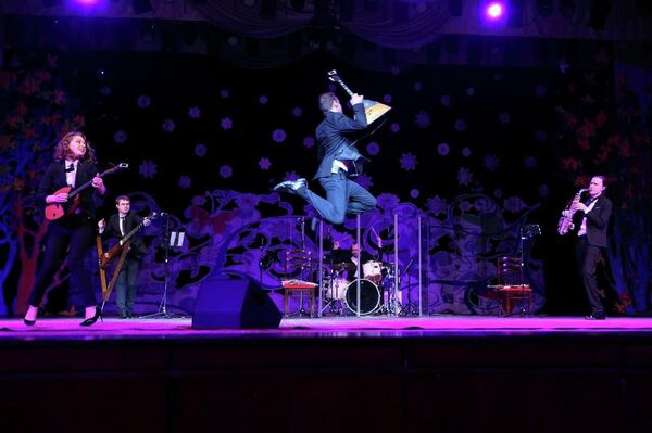 В Кыргызской национальной филармонии прошел концерт российской группы &quot;Бис-Квит&quot;, посвященный Международному женскому дню - Sputnik Кыргызстан