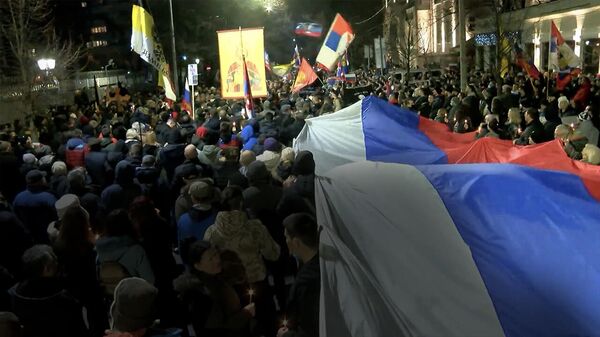 Россияны колдогон Белграддагы он миңдеген митингчилердин видеосу - Sputnik Кыргызстан