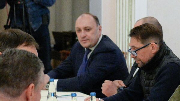 Члена украинской делегации Денис Киреев (по центру) - Sputnik Кыргызстан
