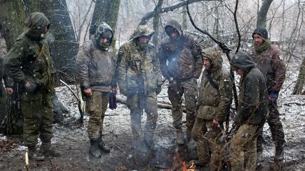 Военнослужащие ВСУ греются у костра в Луганской области - Sputnik Кыргызстан