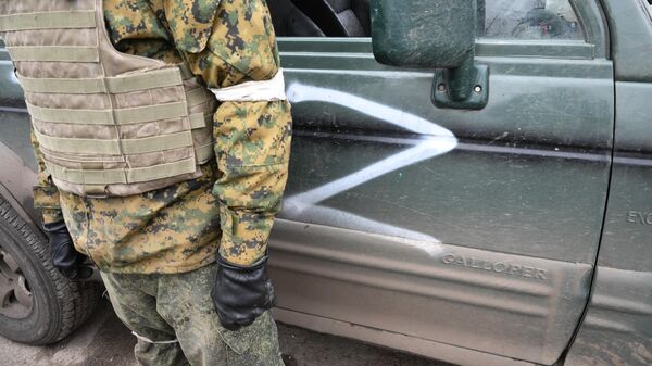 Военнослужащий-резервист ДНР у машины, отмеченной знаком Z  - Sputnik Кыргызстан