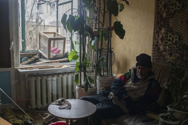 Мужчина в своей квартире в городе Счастье  - Sputnik Кыргызстан