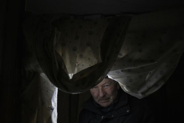 Мужчина в подвале жилого дома в городе Счастье  - Sputnik Кыргызстан