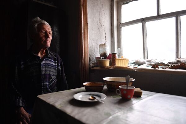 Житель села Пищевик, которое перешло под контроль войск Донецкой народной республики - Sputnik Кыргызстан