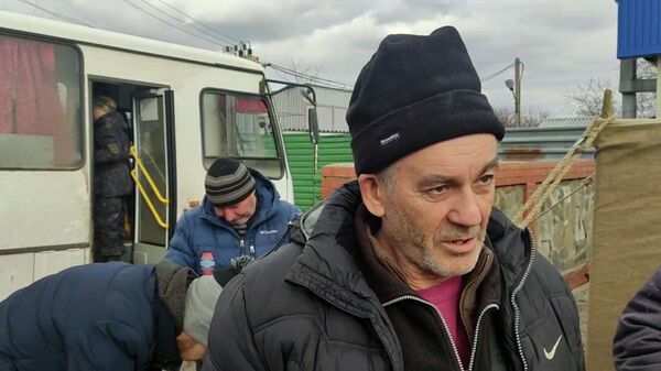 Житель окраины Мариуполя рассказал об обстрелах ВСУ — видео - Sputnik Кыргызстан