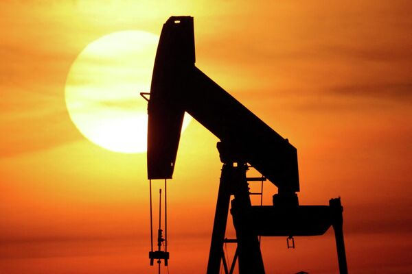 Нефтяная вышка недалеко от Реймса (Франция). Стоимость нефти марки Brent 28 февраля впервые с 2008 года превысила 130 долларов за баррель. - Sputnik Кыргызстан