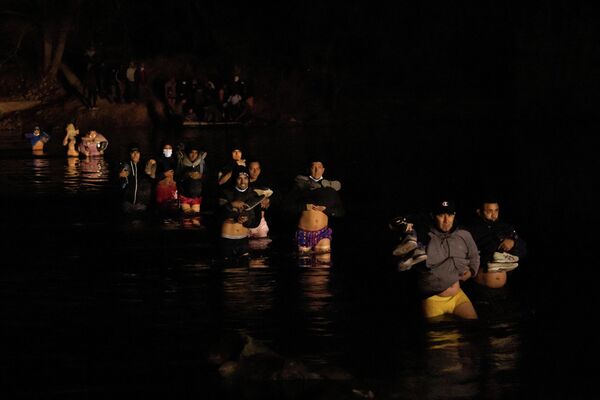 Мигранты из Южной Америки переходят реку Рио-Гранде на границе Мексики и США - Sputnik Кыргызстан