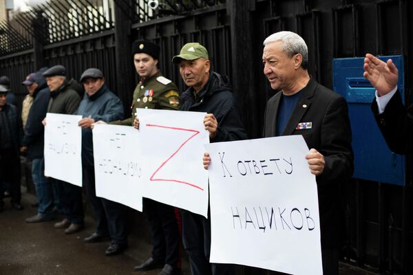 Возле посольства России в Бишкеке прошел митинг в поддержку российской спецоперации на Украине - Sputnik Кыргызстан