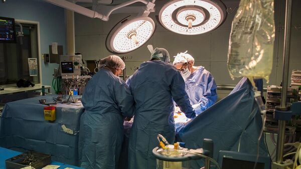 Хирургдар баланын жүрөгүнө операция учурунда. Архив - Sputnik Кыргызстан