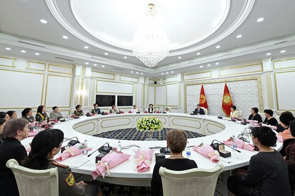 Президент Садыр Жапаров встретился с представительницами разных профессий из всех регионов Кыргызстана и поздравил их с наступающим Международным женским днем - Sputnik Кыргызстан