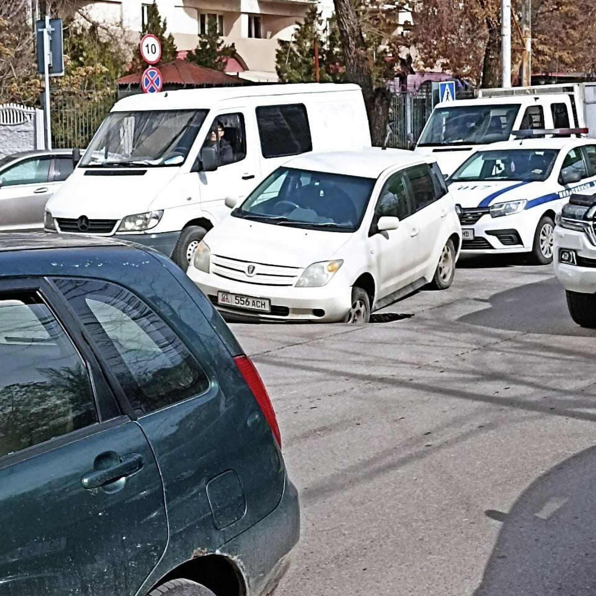 В центре Бишкека провалился асфальт, в яму угодила машина — видео -  07.03.2022, Sputnik Кыргызстан