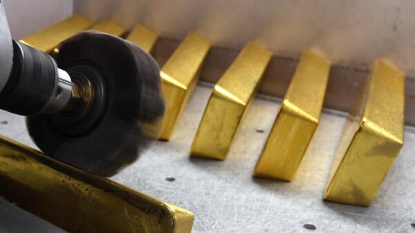 Механическая обработка слитков золота. Архивное фото - Sputnik Кыргызстан
